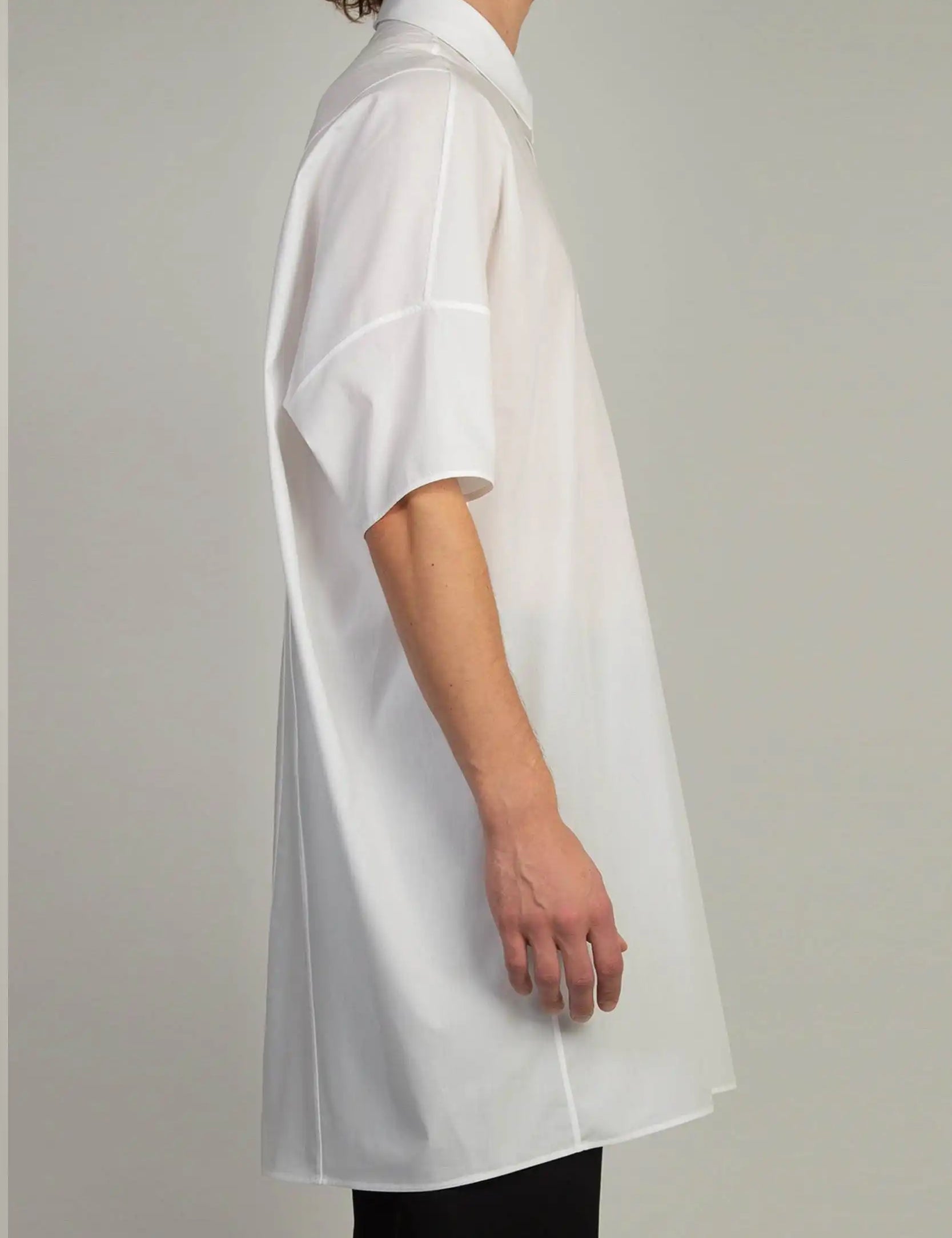 White poplin short sleeve shirt-dress with back volume