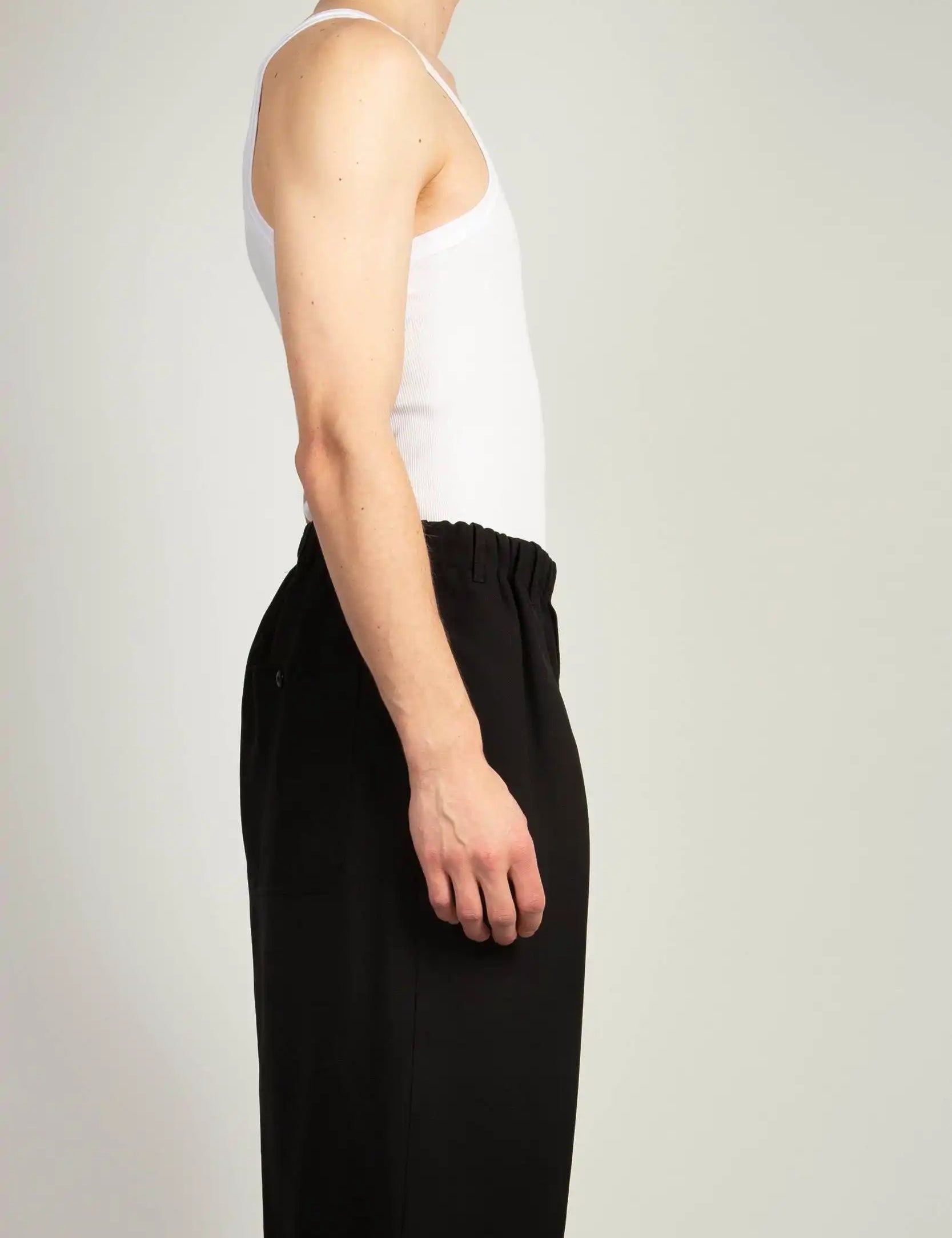 White ribbed cotton tank top with printed RIs logo