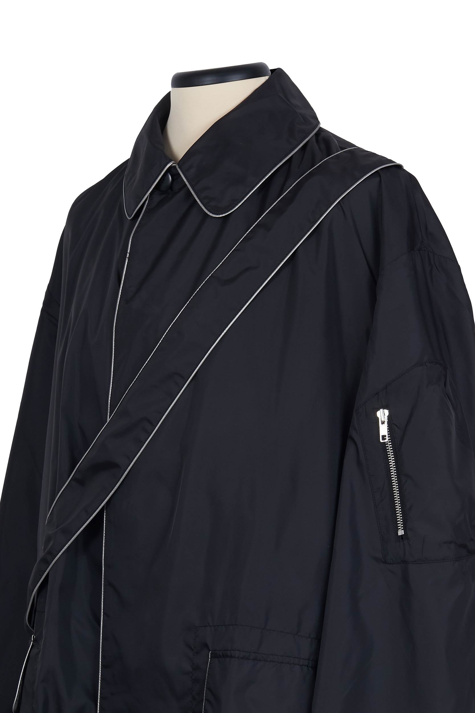 带肩带和滚边的雨衣 - 黑色