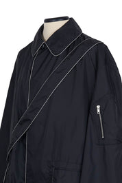 带肩带和滚边的雨衣 - 黑色