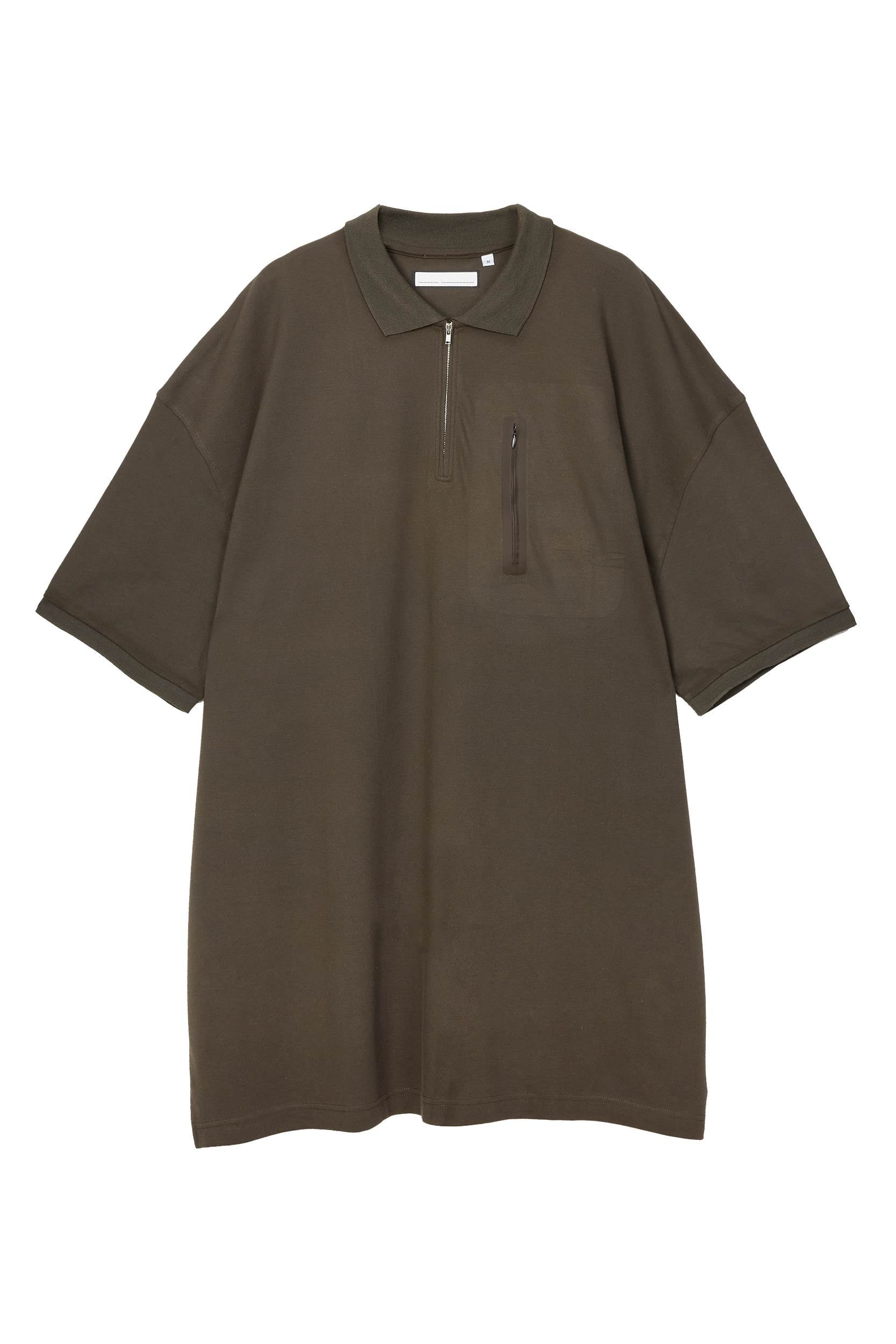 Random Identities Maxi Polo in Bronze. maxi-fit piqué polo with covered zip opening, flat-knit collar and zip chest pocket