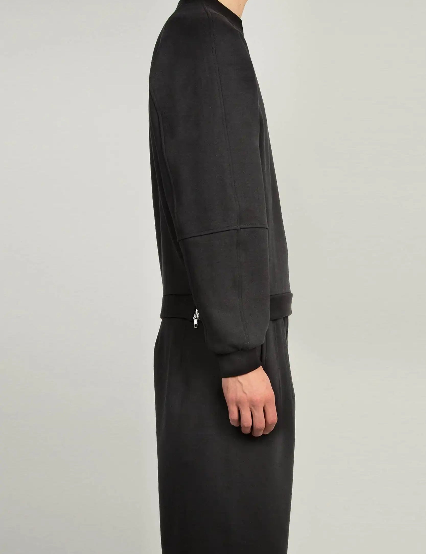 Black raglan crewneck sweatshirt with ribbed cuffs and hem