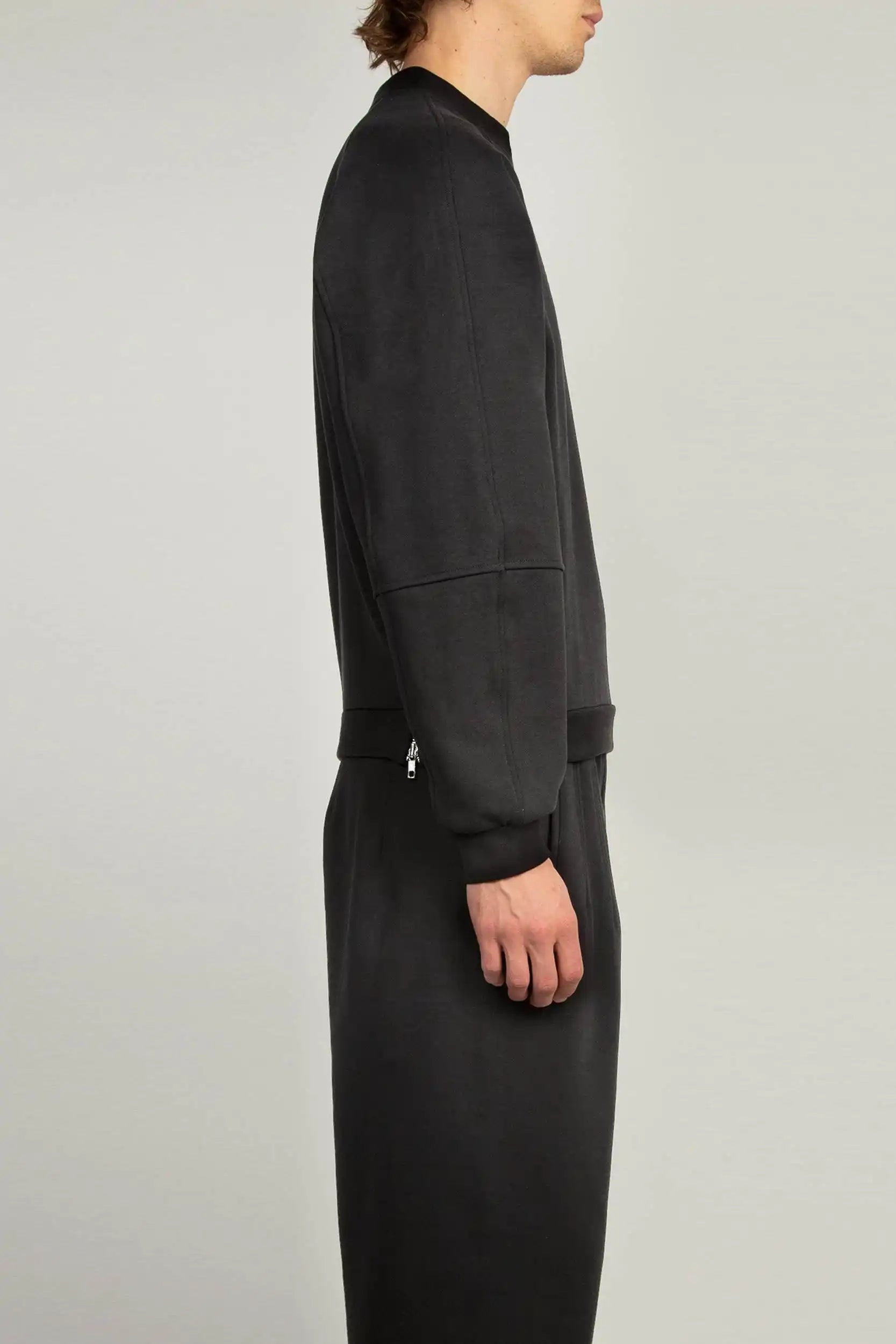 Black raglan crewneck sweatshirt with ribbed cuffs and hem