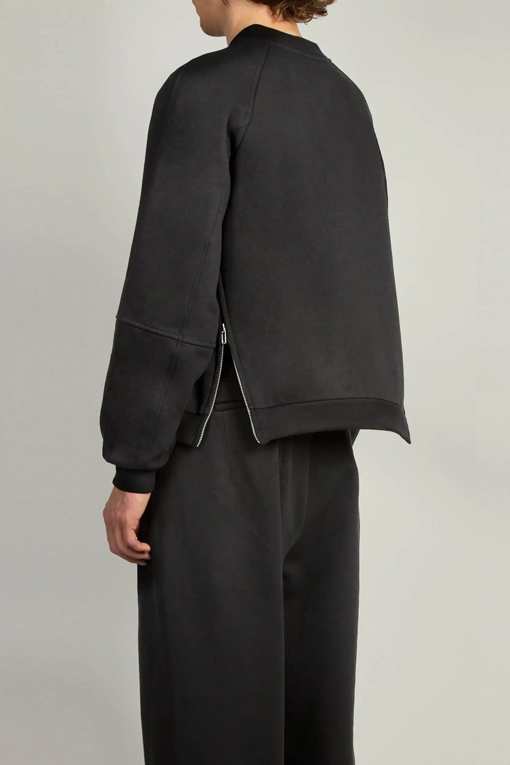 黑色插肩袖卫衣